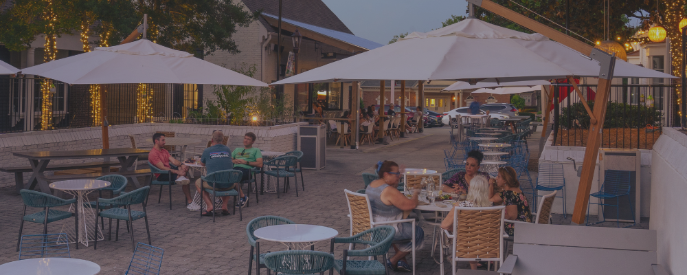 Outdoor dining at Dunwoody Village